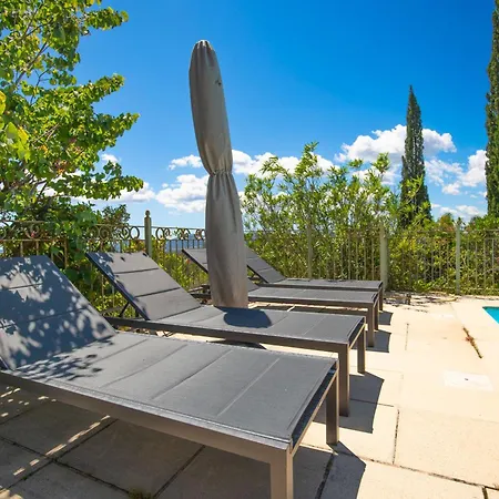 10 People With Private Pool וילה *